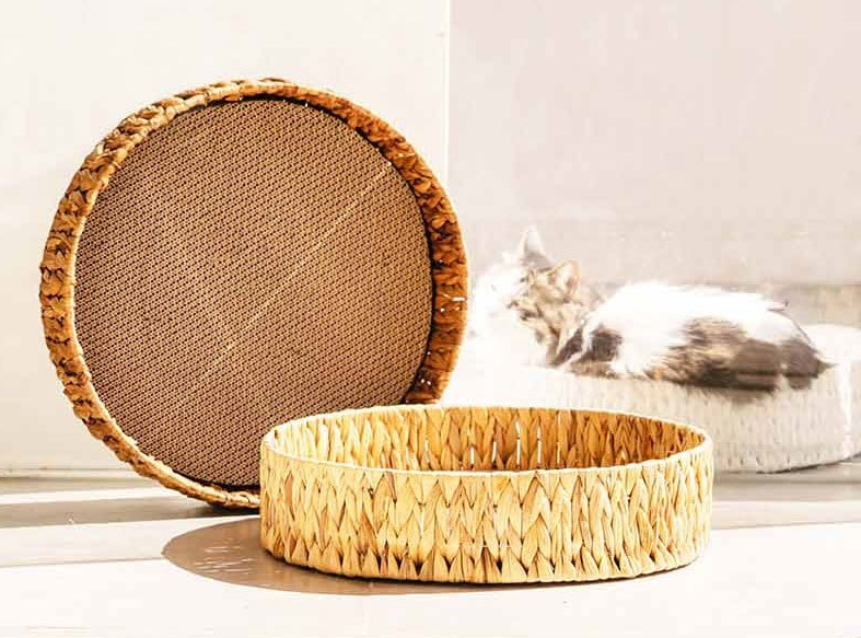 Lit en rotin pour chat avec plaque de grattage